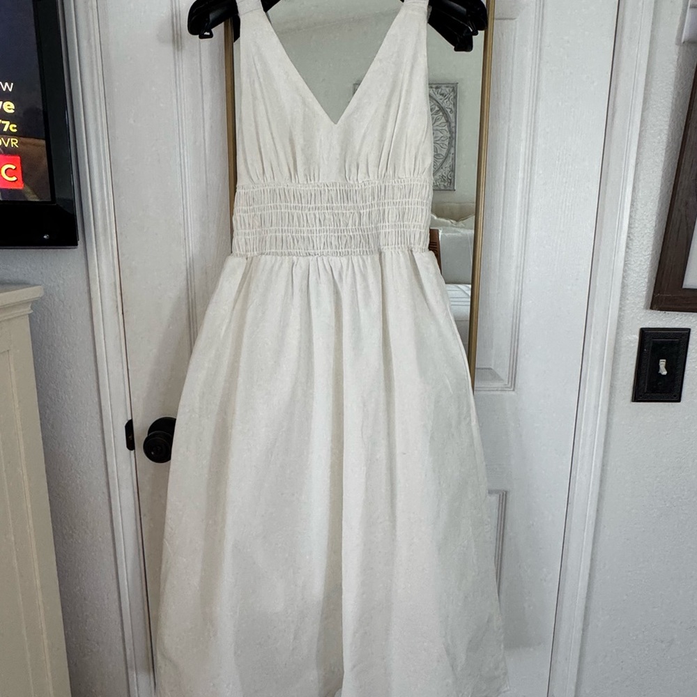 Elegant White Sleeveless Dress